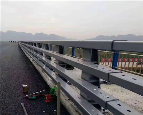 訂制防撞護(hù)欄 橋梁防撞護(hù)欄 河道安全隔離護(hù)欄